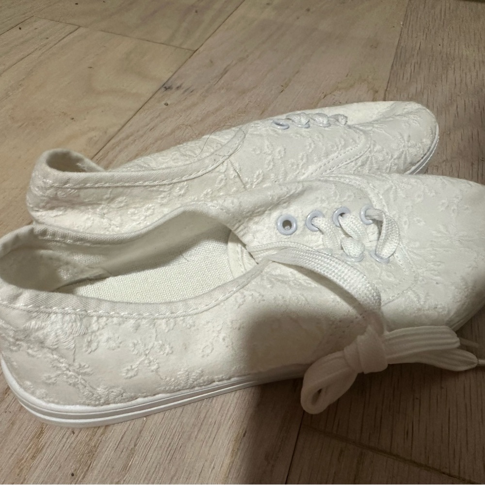 Elegant White Lace Women's Shoes